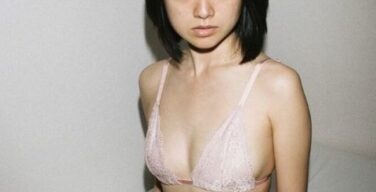 【朗報】安達祐実のグラビアがエッチすぎｗｗ透け透け衣装からビーチクを完全披露！！（GIF動画）