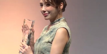 【画像】仲里依紗さん(35)、お尻がスケスケのドレスを着てしまうwwwww