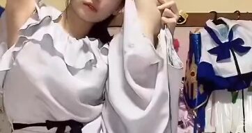【動画】美人配信者が配信中におっぱいポロリのアクシデント