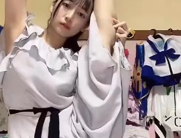 【動画】美人配信者が配信中におっぱいポロリのアクシデント