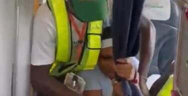 【動画】巨乳まんさん、強制的に飛行機から降ろされる・・・（おっぱい丸出し注意）