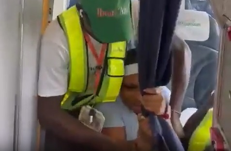 【動画】巨乳まんさん、強制的に飛行機から降ろされる・・・（おっぱい丸出し注意）