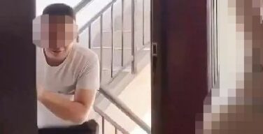 【画像】推定Gカッププリケツまんさん、ドア修理業者の前で下着姿になって挑発してしまう…