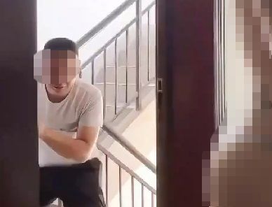 【画像】推定Gカッププリケツまんさん、ドア修理業者の前で下着姿になって挑発してしまう…