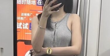 【画像】とんでもないドスケベ服の女さん、電車内で見つかるｗｗｗｗ