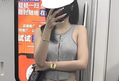 【画像】とんでもないドスケベ服の女さん、電車内で見つかるｗｗｗｗ