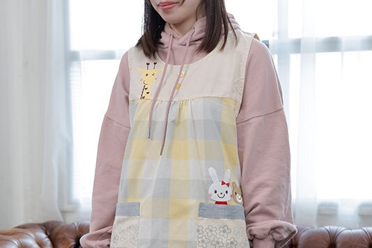 【画像】保育士女さん(24)、エプロンの下にドスケベボディを隠していた