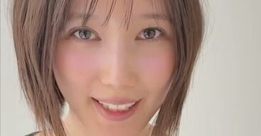 【朗報】本田翼さん(33)おっぱいが上から溢れてしまいそうな衣装を着てしまう