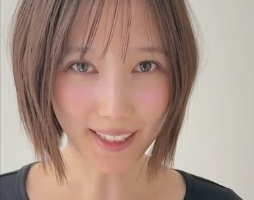 【朗報】本田翼さん(33)おっぱいが上から溢れてしまいそうな衣装を着てしまう