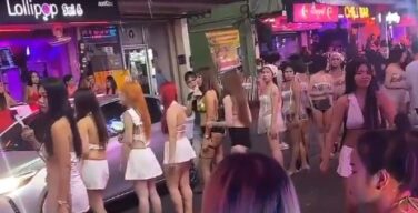 【画像】タイの繁華街、ガチでヤバいwwwwwwエッチ女が抱きついて離さない