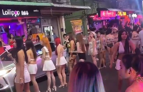 【画像】タイの繁華街、ガチでヤバいwwwwwwエッチ女が抱きついて離さない