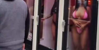 【画像】オランダのセックス通り、ガチで凄いwwwwwエチエチ女が商品化