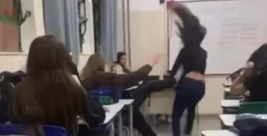 【動画】セクハラチー牛、爆乳まんさんが喧嘩している隙におっぱいを揉みまくってしまう