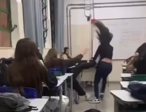 【動画】セクハラチー牛、爆乳まんさんが喧嘩している隙におっぱいを揉みまくってしまう
