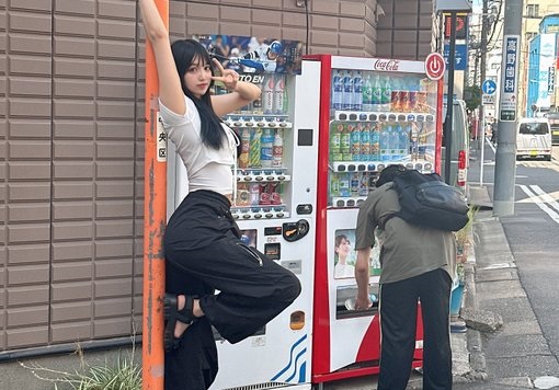 「1.8m級の巨人」高身長女・みら、AVデビューエロ！「自販機よりでかい女」で2200万投稿バスった女、脱ぐｗｗｗｗ(エロGIF動画)