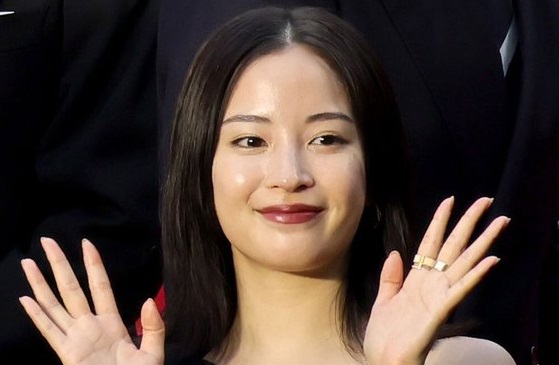 【デカパイ】広瀬すずさん、恥ずかしい恰好で肥大化した乳房ｗｗｗｗｗｗｗｗｗｗ