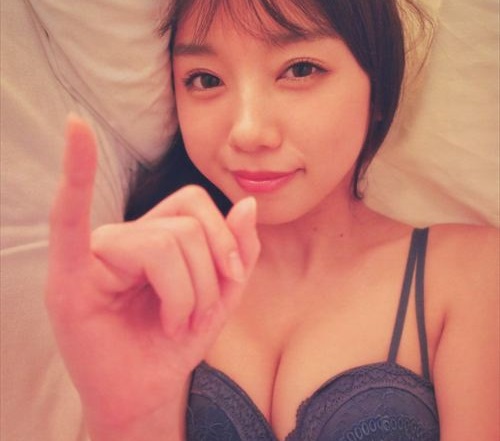 齊藤京子さん、下着1枚でお胸の膨らみ披露！元日向坂アイドルの下着グラビアがエロいｗｗｗ