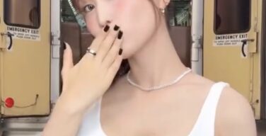 TWICEのモモちゃんが着ている服がなかなかエッチな件