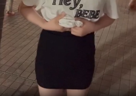 【動画】 貧乳さん路上でお○ぱいを晒してしまう