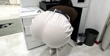 【画像】OLさん、ビックリするほどケツがデカい