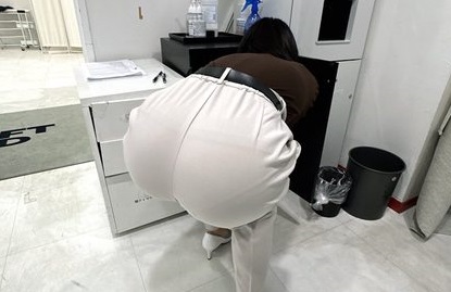 【画像】 OLさん、ビックリするほどケツがデカい