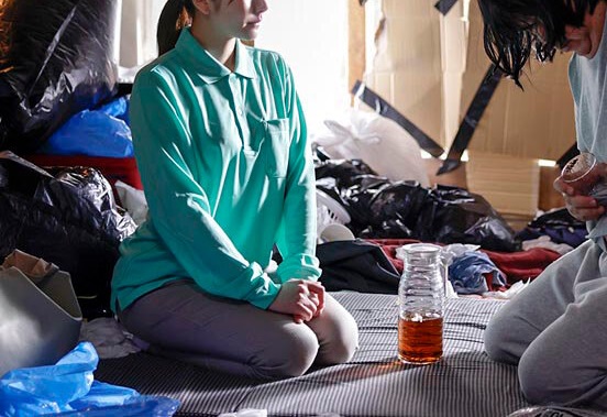 【画像】引きこもり訪問支援の女、大量のシコティッシュを見ても動じない