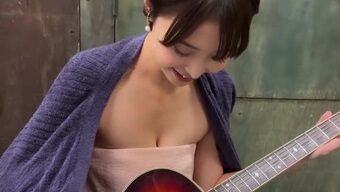 渡邊渚アナ　ギターを弾きながら谷間を見せつける！！【GIF動画あり】