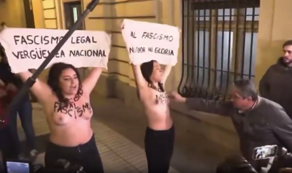 【動画】トップレスで抗議する女性のおっぱいを果敢に触りに行くおじさんの魅力