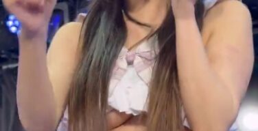 【動画】アイドルさん下乳を見せつけてしまう