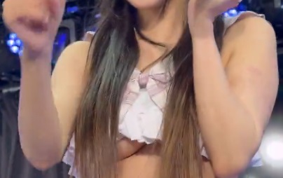 【動画】アイドルさん下乳を見せつけてしまう