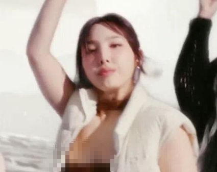 TWICE・ナヨン、乳首ポロリがエロい！SNSでバズりまくってる動画がコチラｗｗｗ（エロGIF動画あり）