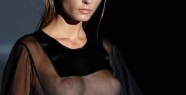 おっぱい丸出しファッションショー