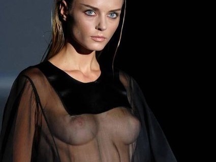 おっぱい丸出しファッションショー