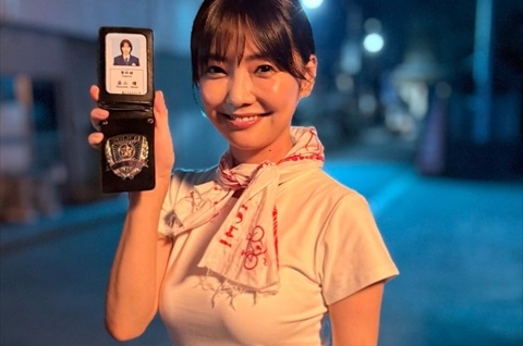 【画像】倉科カナさん、お椀型の乳房を見せつけてしまう…