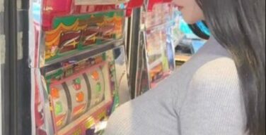 【画像】乳でスロット打つ女、現れる