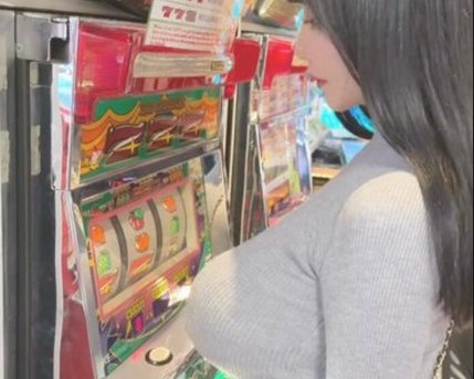 【画像】乳でスロット打つ女、現れる