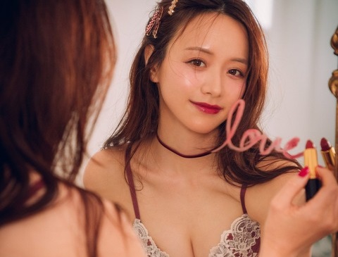 森香澄さん、ドスケべ下着姿を投稿ｗｗファン大興奮する事態に！！