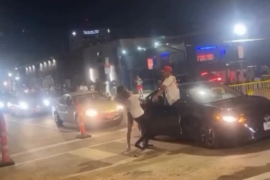 【動画】まんさん、アラジンのジーニーみたいな男にボコボコにされる