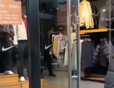 【動画】中国人まんさん、爺さんにビンタされる…