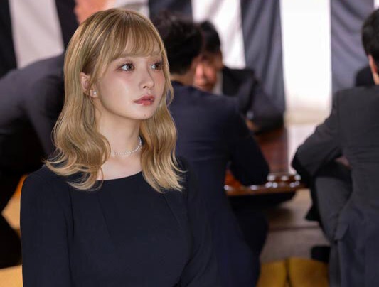 【画像】金髪喪服ギャル、えっちw