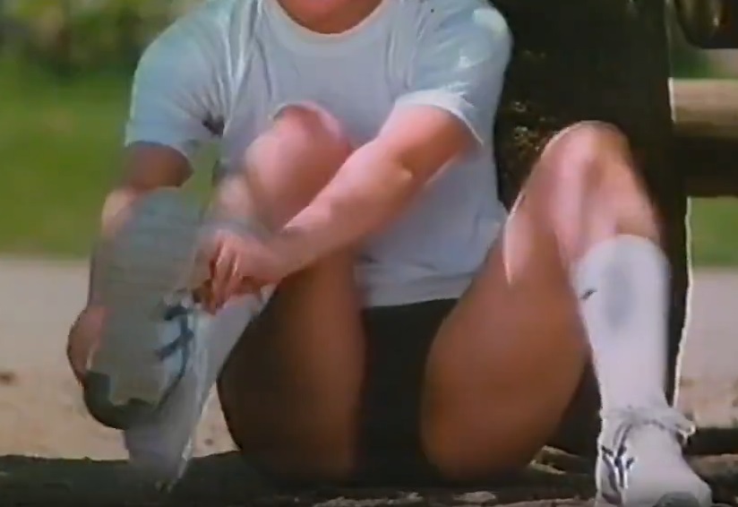 【悲報】アシックスのCM、スケベすぎて炎上