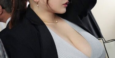 通勤中の爆乳OL、痴漢される