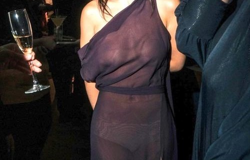 有名女優さん、ドスケベドレスでパーティに出席してしまうｗｗｗ乳房とパンティ丸見えｗｗｗ