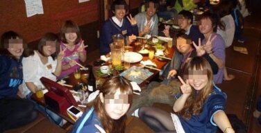 【超黒歴史】新歓コンパで酔いつぶれた新入生さん、カラオケで先輩にフ●ラチオしてしまう… 動画あり