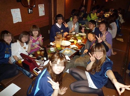 【超黒歴史】新歓コンパで酔いつぶれた新入生さん、カラオケで先輩にフ●ラチオしてしまう… 動画あり