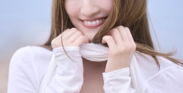 【画像】プロ雀士・中田花奈さん(31)、愛媛のビーチで脱がされる