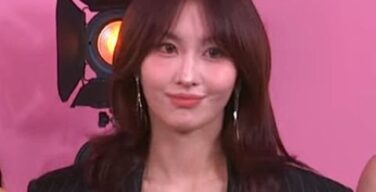 TWICE・モモの痴女化が止まらんｗｗ今度はスーツ姿で谷間を露出してしまう！！