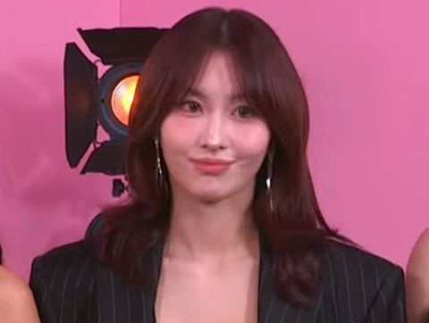 TWICE・モモの痴女化が止まらんｗｗ今度はスーツ姿で谷間を露出してしまう！！