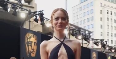 ハリウッド女優のエマ・ストーンさん、とんでもねー貧乳を見せつける