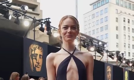 ハリウッド女優のエマ・ストーンさん、とんでもねー貧乳を見せつける